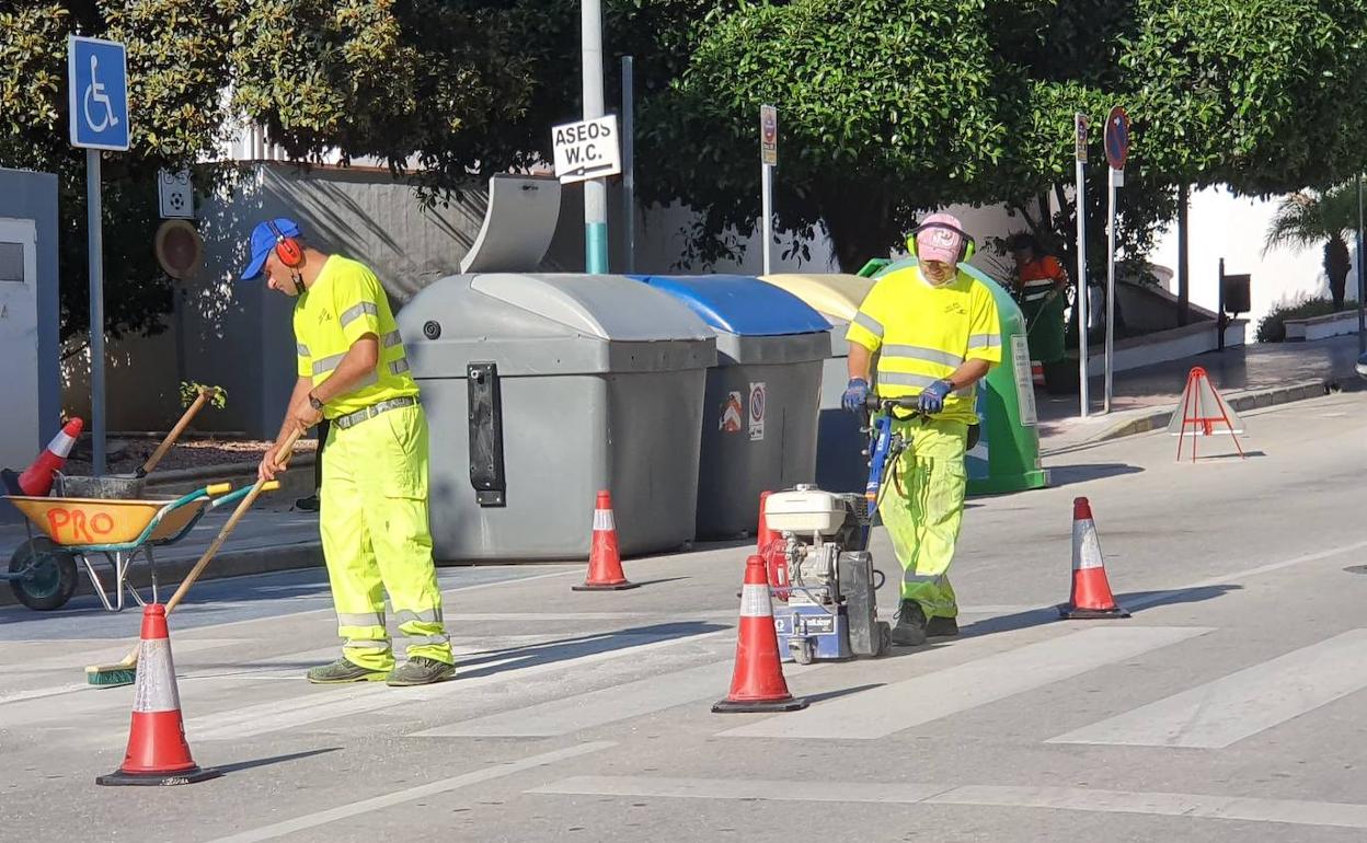 Operarios en una anterior actuación de repintura de pasos de peatones. 