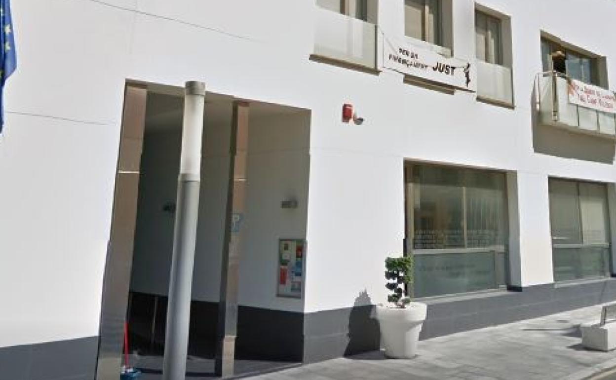 Acceso al Ayuntamiento de El Real de Gandia. 