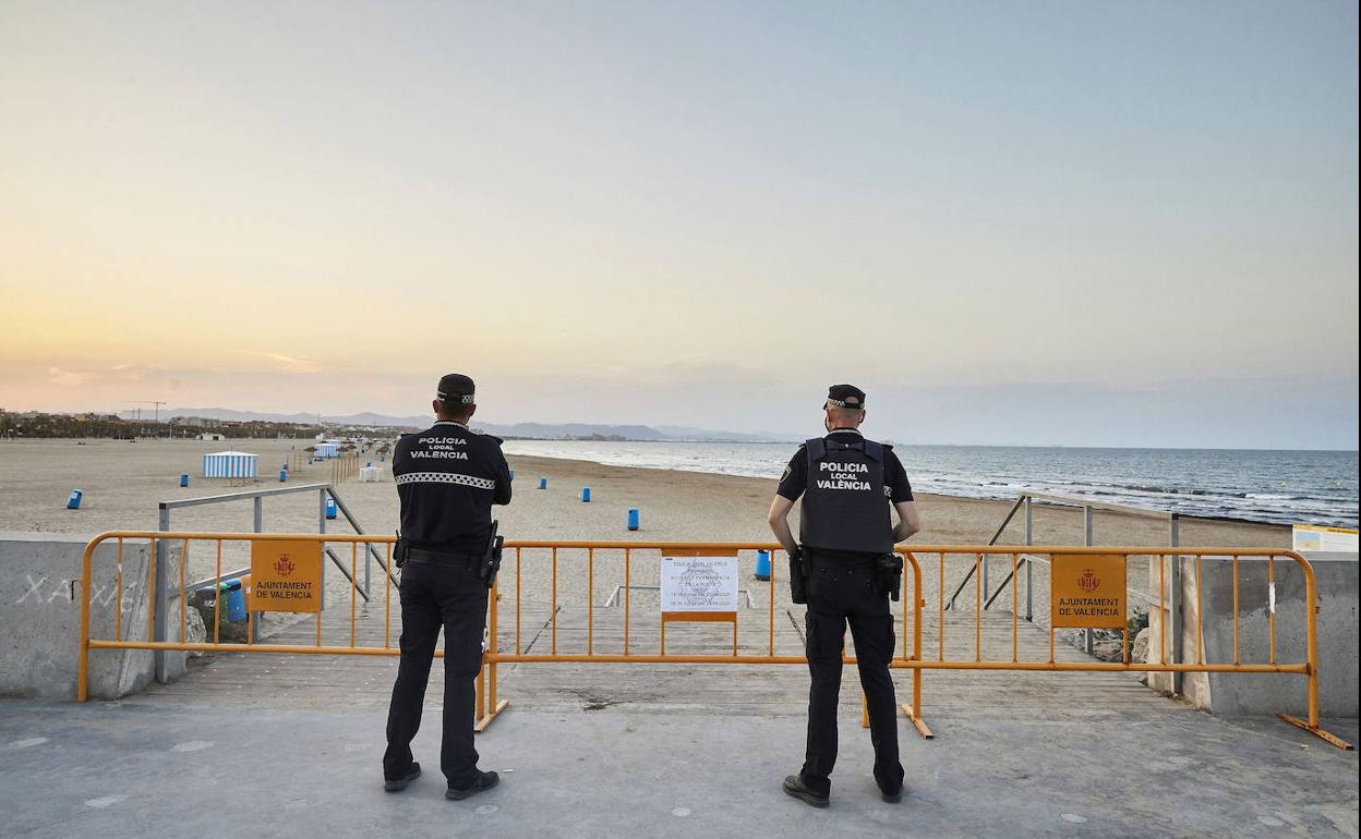 Policías locales el pasado año en la noche de San Juan en la playa de la Malvarrosa. 