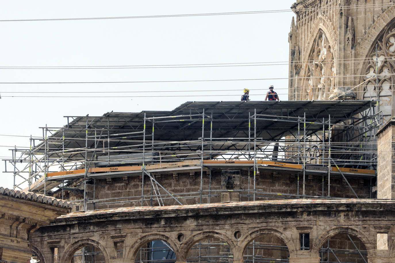 Obras para localizar las goteras en la cubierta de la catedral de Valencia. 