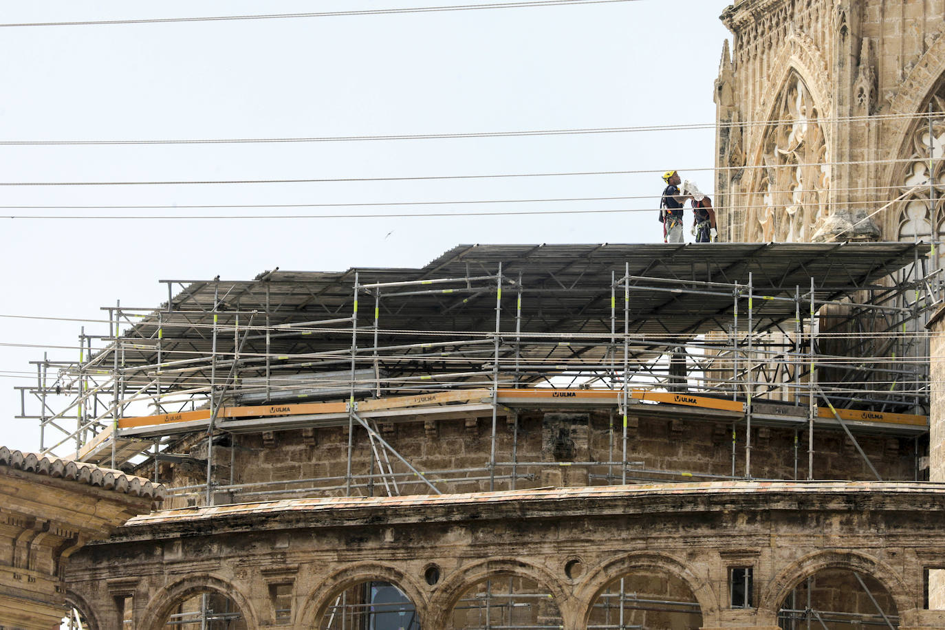 Obras para localizar las goteras en la cubierta de la catedral de Valencia. 