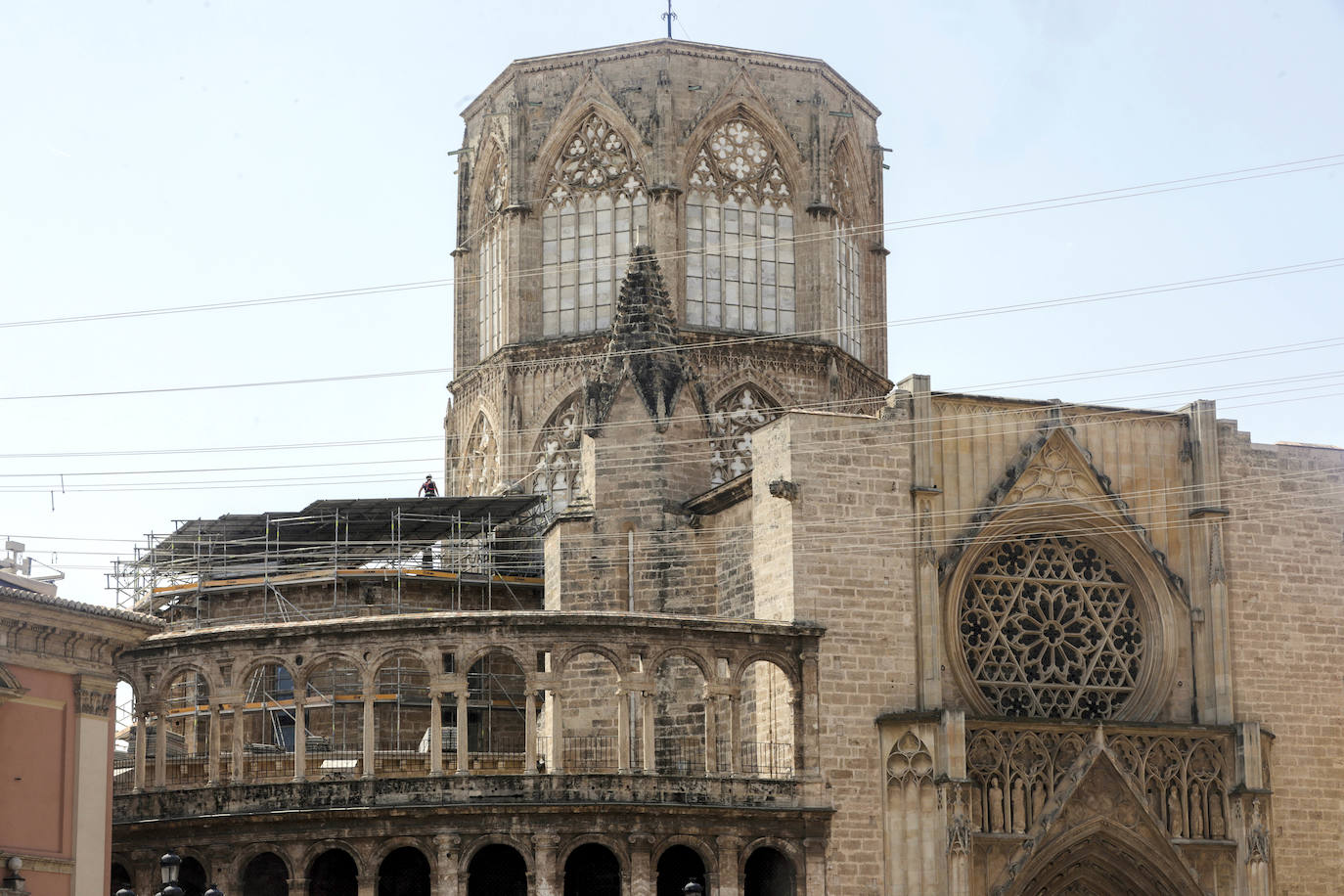 Obras para localizar las goteras en la cubierta de la catedral de Valencia. 