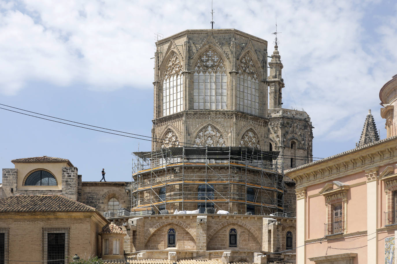 Obras para localizar las goteras en la cubierta de la catedral de Valencia. 