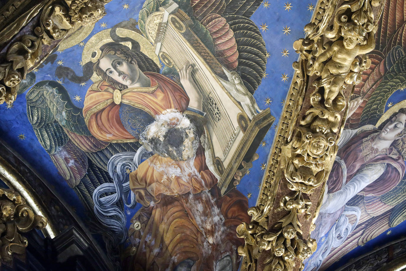 Obras para localizar las goteras en la cubierta de la catedral de Valencia. 