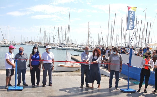 Imagen principal - Varios momentos del acto de botadura y bautizo de la barca. 