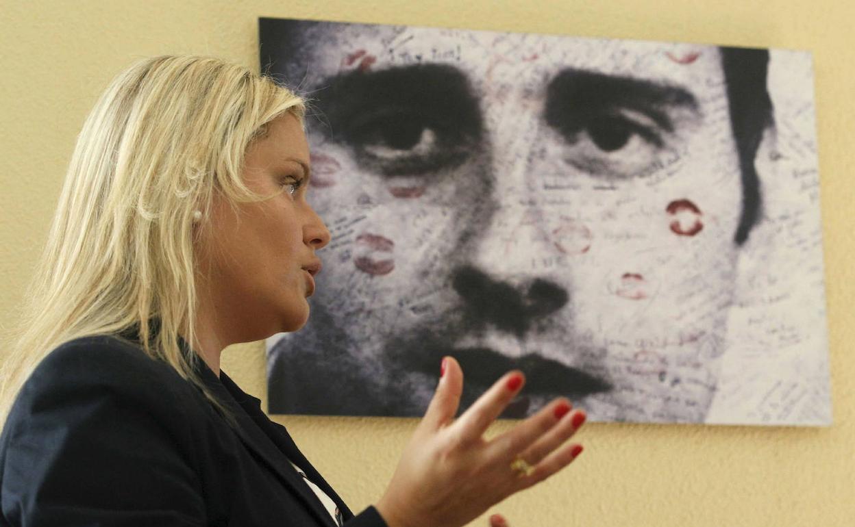 Mar Blanco, junto a un retrato de su hermano Miguel Ángel. 