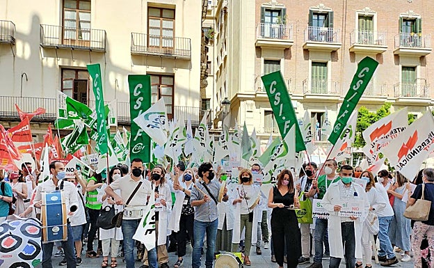 Imagen principal - Algunos de los sindicatos presentes en la protesta.