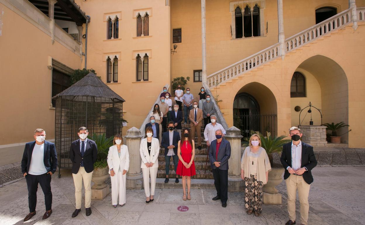 La consellera Carolina Pascual, en el Palau con miembros del gobierno local, empresarios y representantes de otros sectores. 