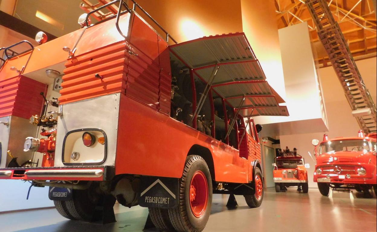 Exposición permanente de camiones de bomberos antiguos en el Muboma. 