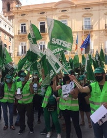 Imagen secundaria 2 - Algunos de los sindicatos presentes en la protesta.