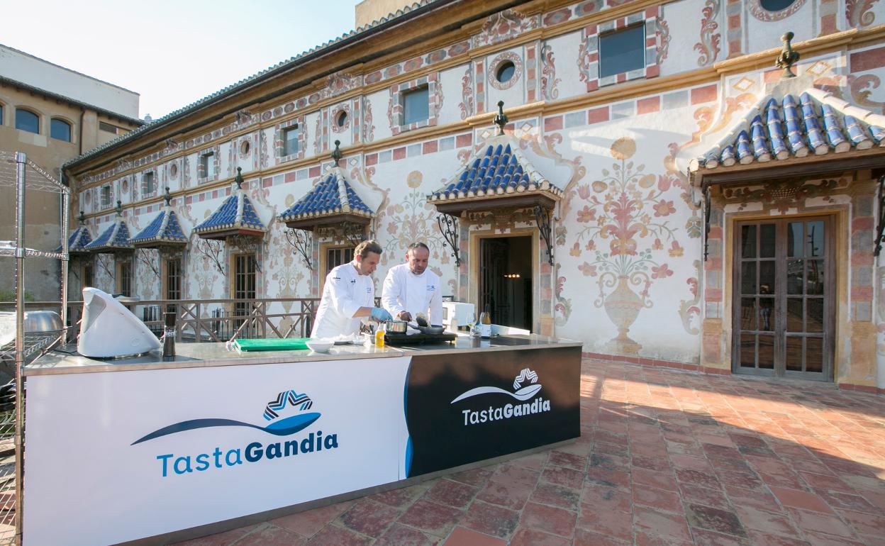 Manuel Alonso cocina en una iniciativa de la marca gastronómica 'Tasta Gandia'. 