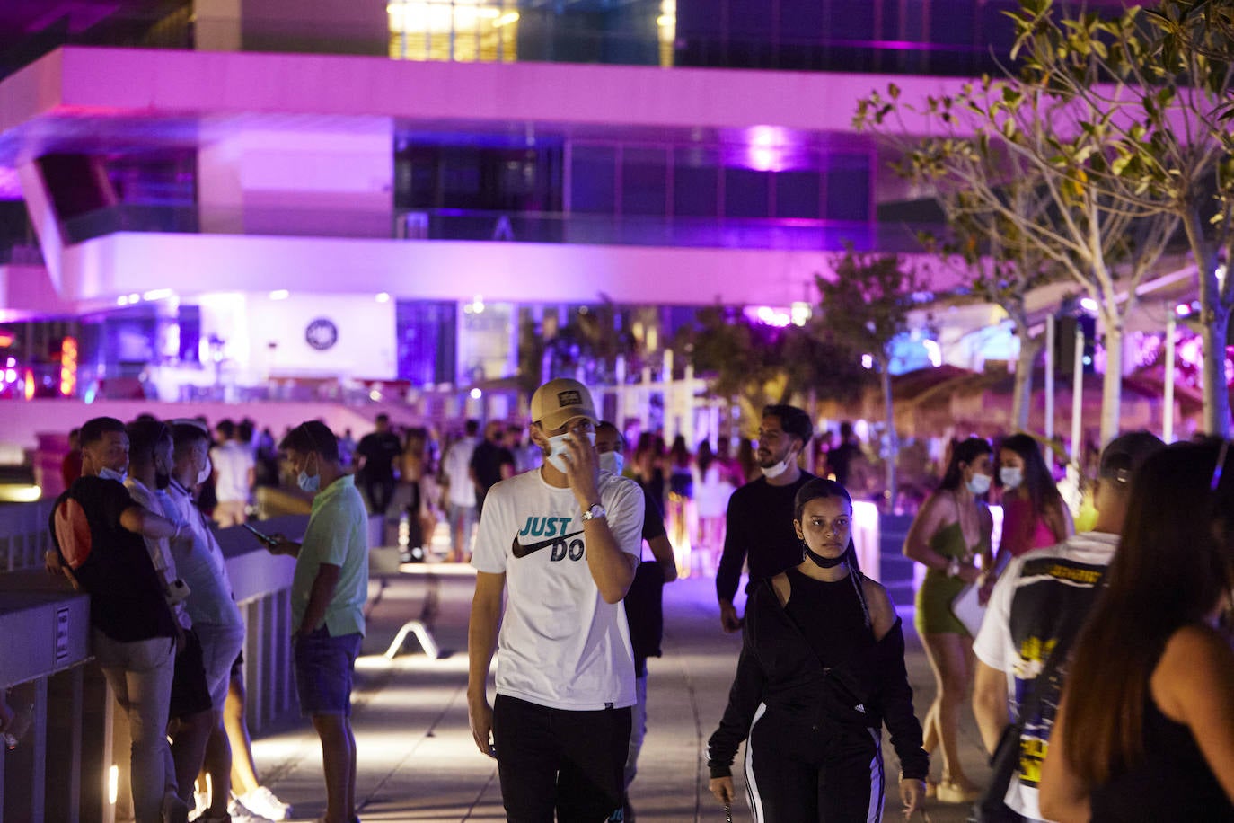 A las puertas del primer fin de semana sin toque de queda, a las zonas de ocio de Cánovas, Honduras y La Marina vuelve el ambiente de fiesta con presencia policial. 