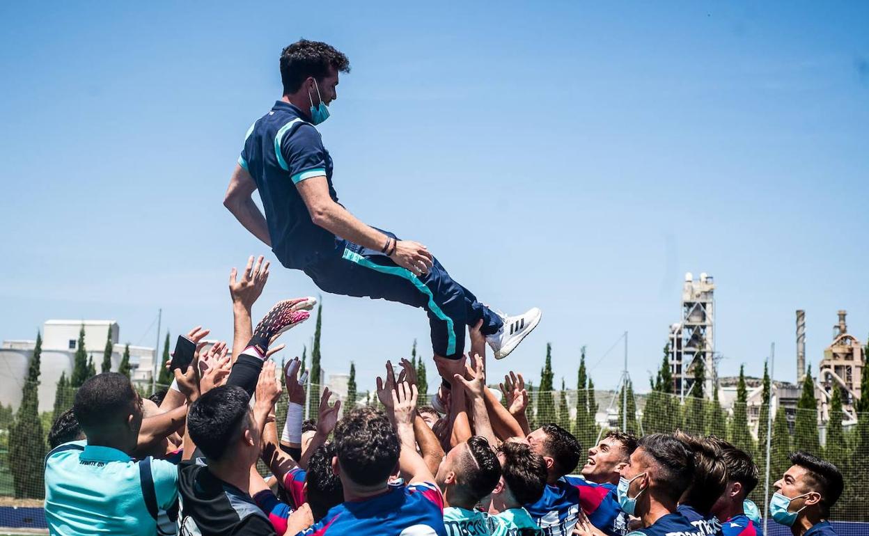 Los jugadores del Juvenil A mantean a Adrián Esteve.