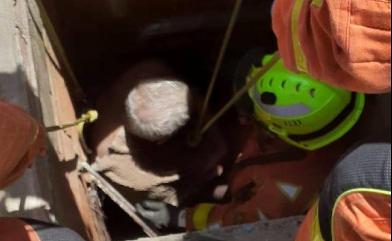 El ho,mbre, en el interior del pozo. 