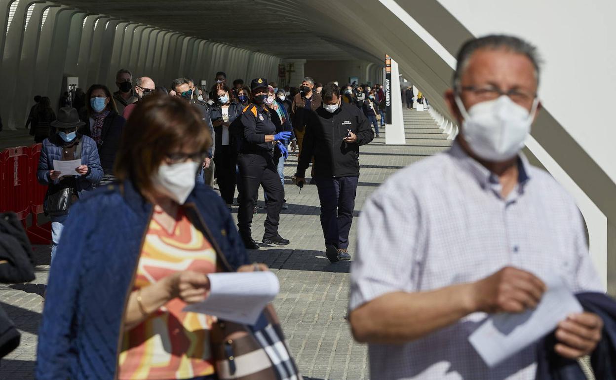 Fila para acceder a la inmunización en el 'vacunódromo' de la Ciudad de las Ates y las Ciencias. 