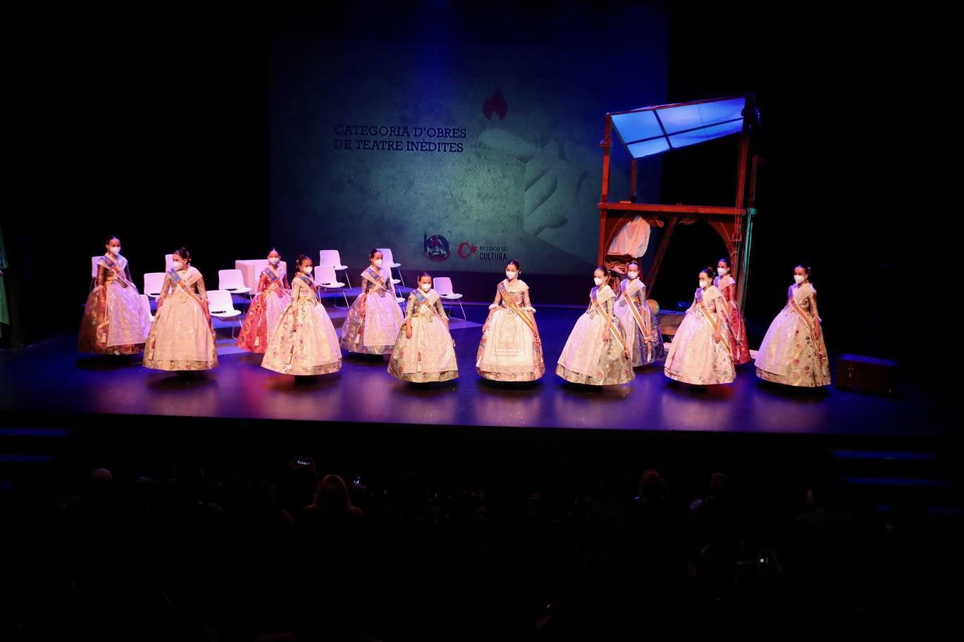 Este sábado, 12 de junio, se ha celebrado el acto de la Gala de la Cultura, al que ha asistido la fallera mayor infantil de Valencia, Carla García, junto a su corte de honor infantil y el presidente de Junta Central Fallera, Carlos Galiana. Se han entregado los premios del Concurso Literario, de Declamación, Sabudets Fallers y Teatre infantil, entre otros. Por la tarde se celebra la gala con la fallera mayor de Valencia, Consuelo Llobell y su corte de honor. 