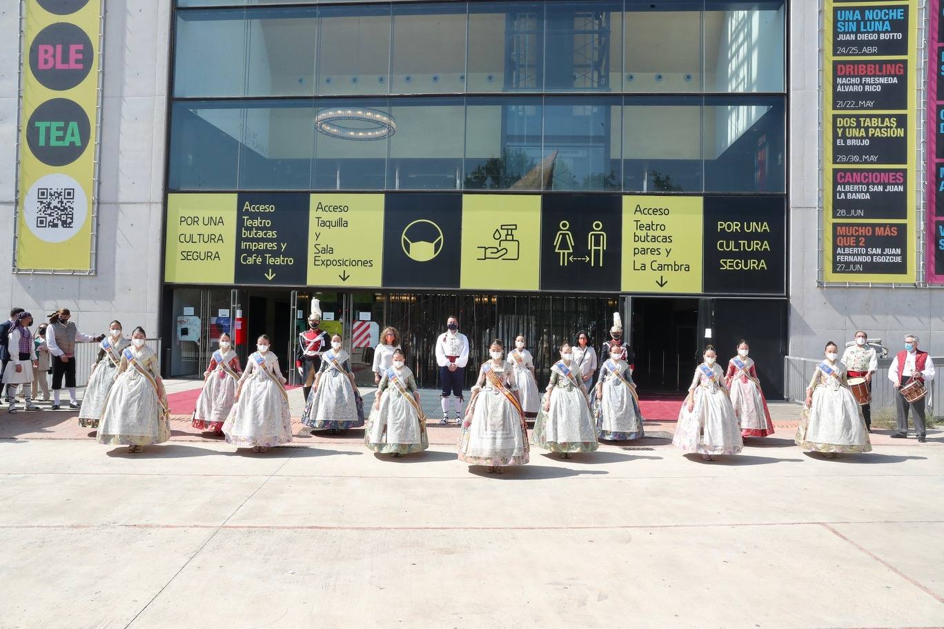 Este sábado, 12 de junio, se ha celebrado el acto de la Gala de la Cultura, al que ha asistido la fallera mayor infantil de Valencia, Carla García, junto a su corte de honor infantil y el presidente de Junta Central Fallera, Carlos Galiana. Se han entregado los premios del Concurso Literario, de Declamación, Sabudets Fallers y Teatre infantil, entre otros. Por la tarde se celebra la gala con la fallera mayor de Valencia, Consuelo Llobell y su corte de honor. 