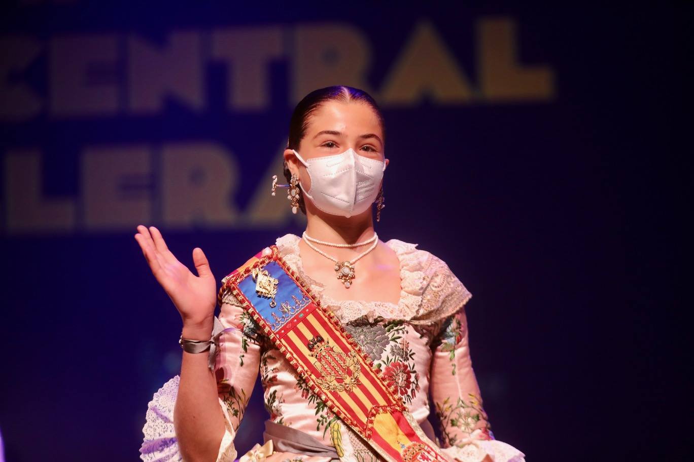 Este sábado, 12 de junio, se ha celebrado el acto de la Gala de la Cultura, al que ha asistido la fallera mayor infantil de Valencia, Carla García, junto a su corte de honor infantil y el presidente de Junta Central Fallera, Carlos Galiana. Se han entregado los premios del Concurso Literario, de Declamación, Sabudets Fallers y Teatre infantil, entre otros. Por la tarde se celebra la gala con la fallera mayor de Valencia, Consuelo Llobell y su corte de honor. 