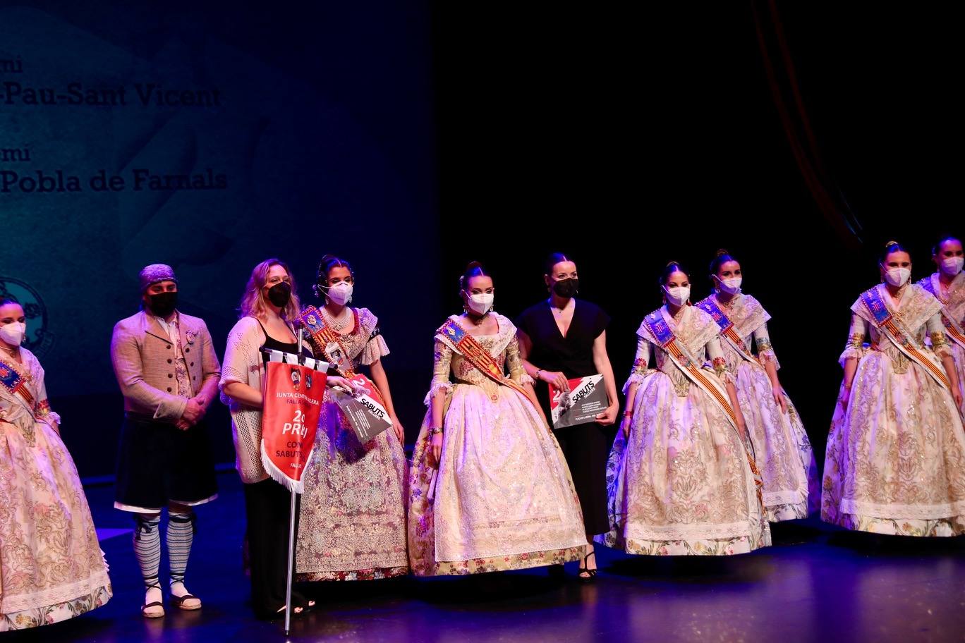 Este sábado, 12 de junio, se ha celebrado el acto de la Gala de la Cultura, al que ha asistido la fallera mayor infantil de Valencia, Carla García, junto a su corte de honor infantil y el presidente de Junta Central Fallera, Carlos Galiana. Se han entregado los premios del Concurso Literario, de Declamación, Sabudets Fallers y Teatre infantil, entre otros. Por la tarde se celebra la gala con la fallera mayor de Valencia, Consuelo Llobell y su corte de honor. 