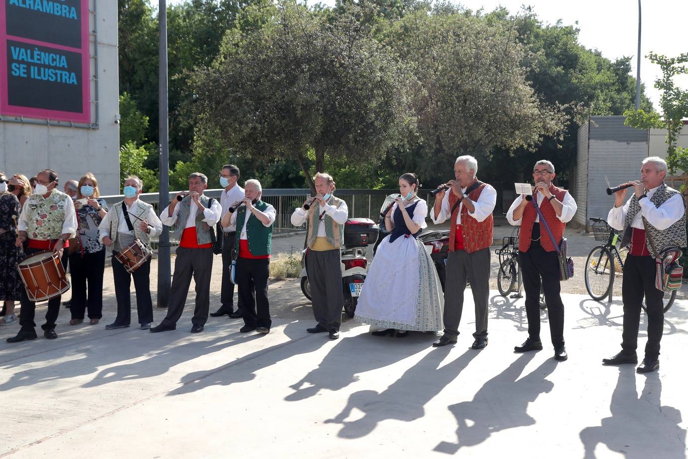 Este sábado, 12 de junio, se ha celebrado el acto de la Gala de la Cultura, al que ha asistido la fallera mayor infantil de Valencia, Carla García, junto a su corte de honor infantil y el presidente de Junta Central Fallera, Carlos Galiana. Se han entregado los premios del Concurso Literario, de Declamación, Sabudets Fallers y Teatre infantil, entre otros. Por la tarde se celebra la gala con la fallera mayor de Valencia, Consuelo Llobell y su corte de honor. 