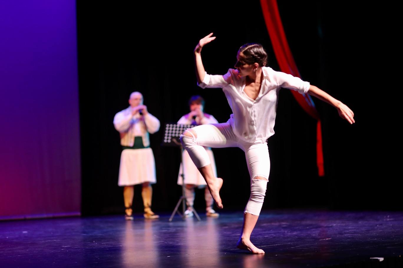 Este sábado, 12 de junio, se ha celebrado el acto de la Gala de la Cultura, al que ha asistido la fallera mayor infantil de Valencia, Carla García, junto a su corte de honor infantil y el presidente de Junta Central Fallera, Carlos Galiana. Se han entregado los premios del Concurso Literario, de Declamación, Sabudets Fallers y Teatre infantil, entre otros. Por la tarde se celebra la gala con la fallera mayor de Valencia, Consuelo Llobell y su corte de honor. 