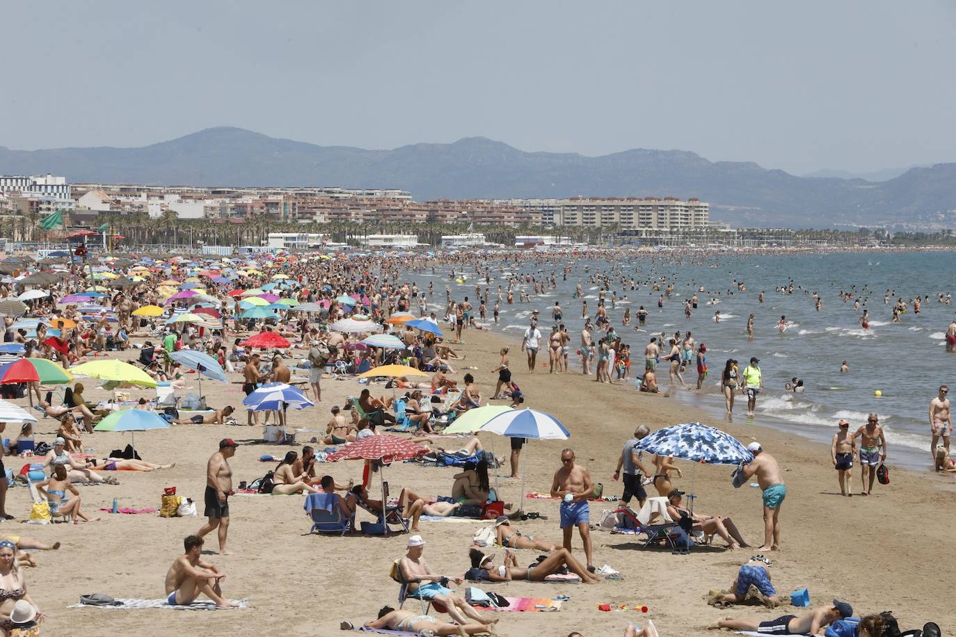 El buen tiempo y el fin de semana han dejado imágenes de las playas de Valencia llenas de gente. Muchas personas se han decantado por practicar algún deporte acuático, mientras que otras han preferido tomar el sol en la arena, donde costaba encontrar un sitio en el que plantar la sombrilla y la toalla. 