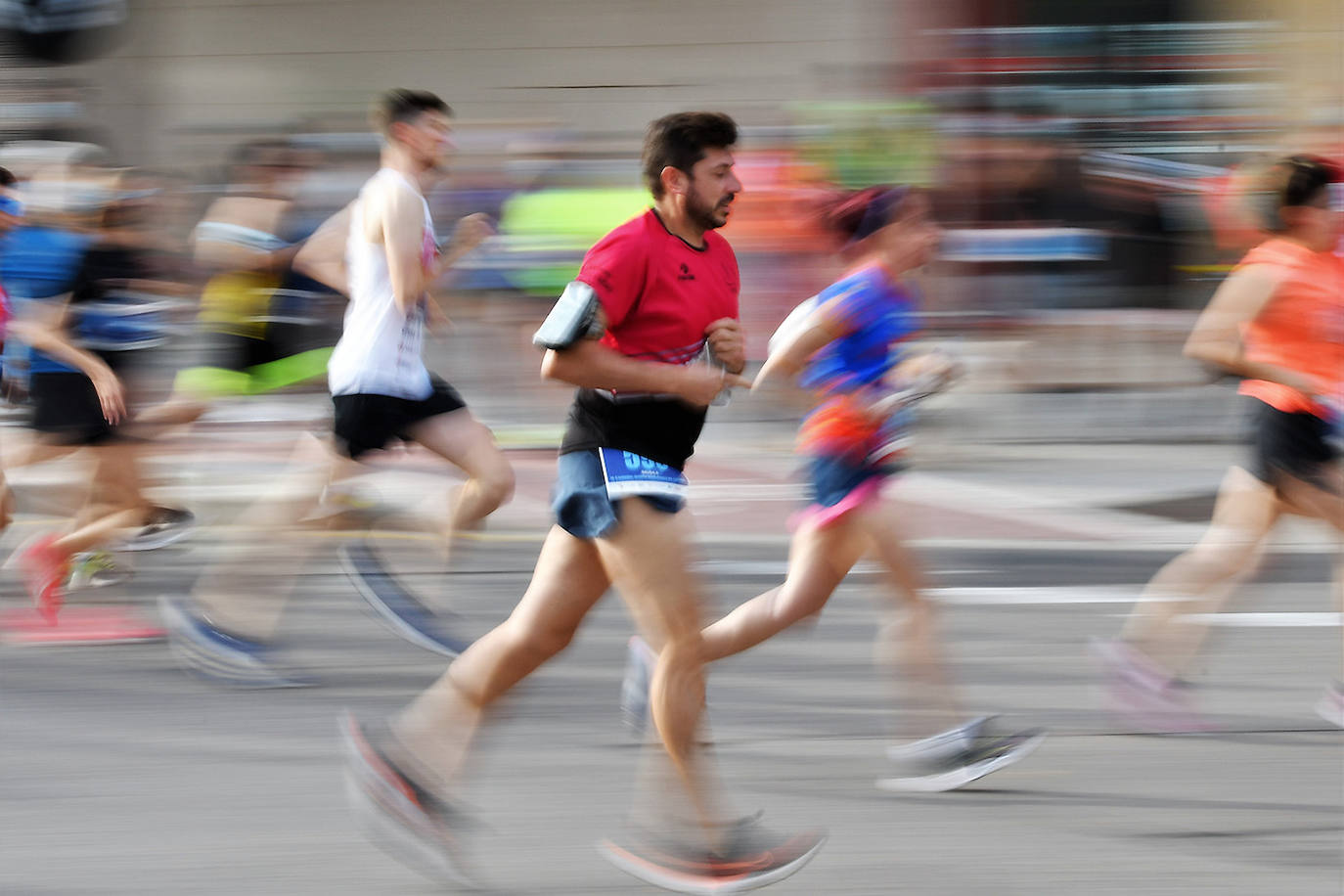 Las calles de Valencia se han llenado de corredores con la tercera edición de la carrera Marta Fernández de Castro, que ha reunido a 1.400 participantes. 