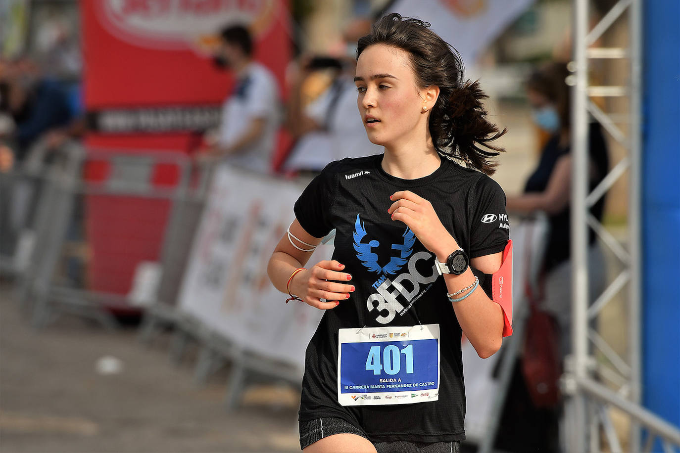 Las calles de Valencia se han llenado de corredores con la tercera edición de la carrera Marta Fernández de Castro, que ha reunido a 1.400 participantes. 