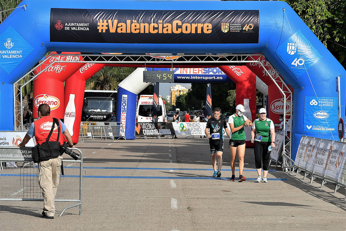 Las calles de Valencia se han llenado de corredores con la tercera edición de la carrera Marta Fernández de Castro, que ha reunido a 1.400 participantes. 