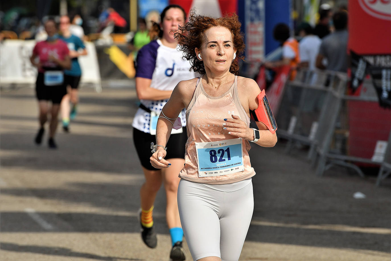 Las calles de Valencia se han llenado de corredores con la tercera edición de la carrera Marta Fernández de Castro, que ha reunido a 1.400 participantes. 