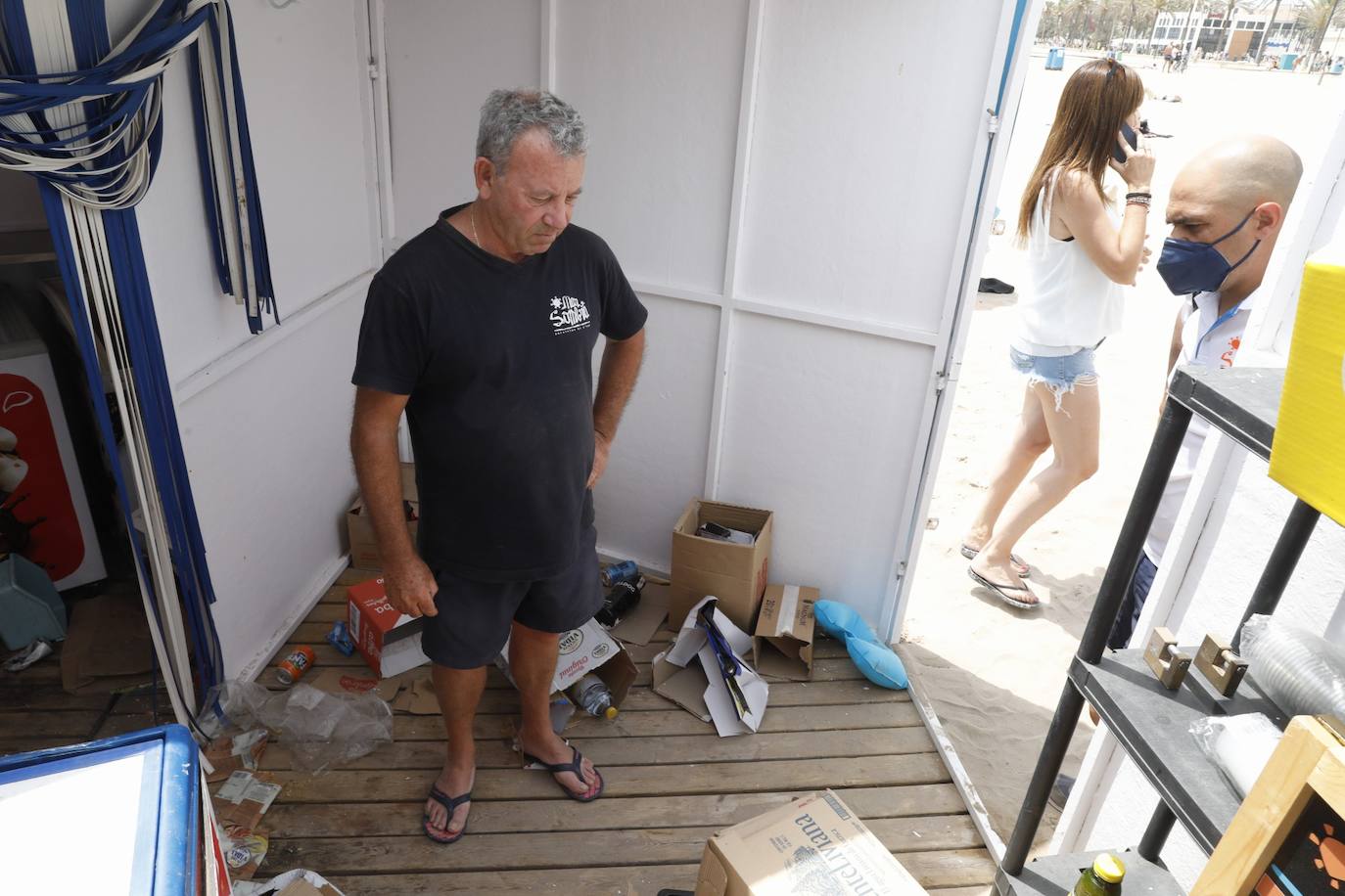 Dos noches han bastado para que los botellones y las fiestas en la playa de Valencia arrasen en el primer fin de semana sin toque de queda. 