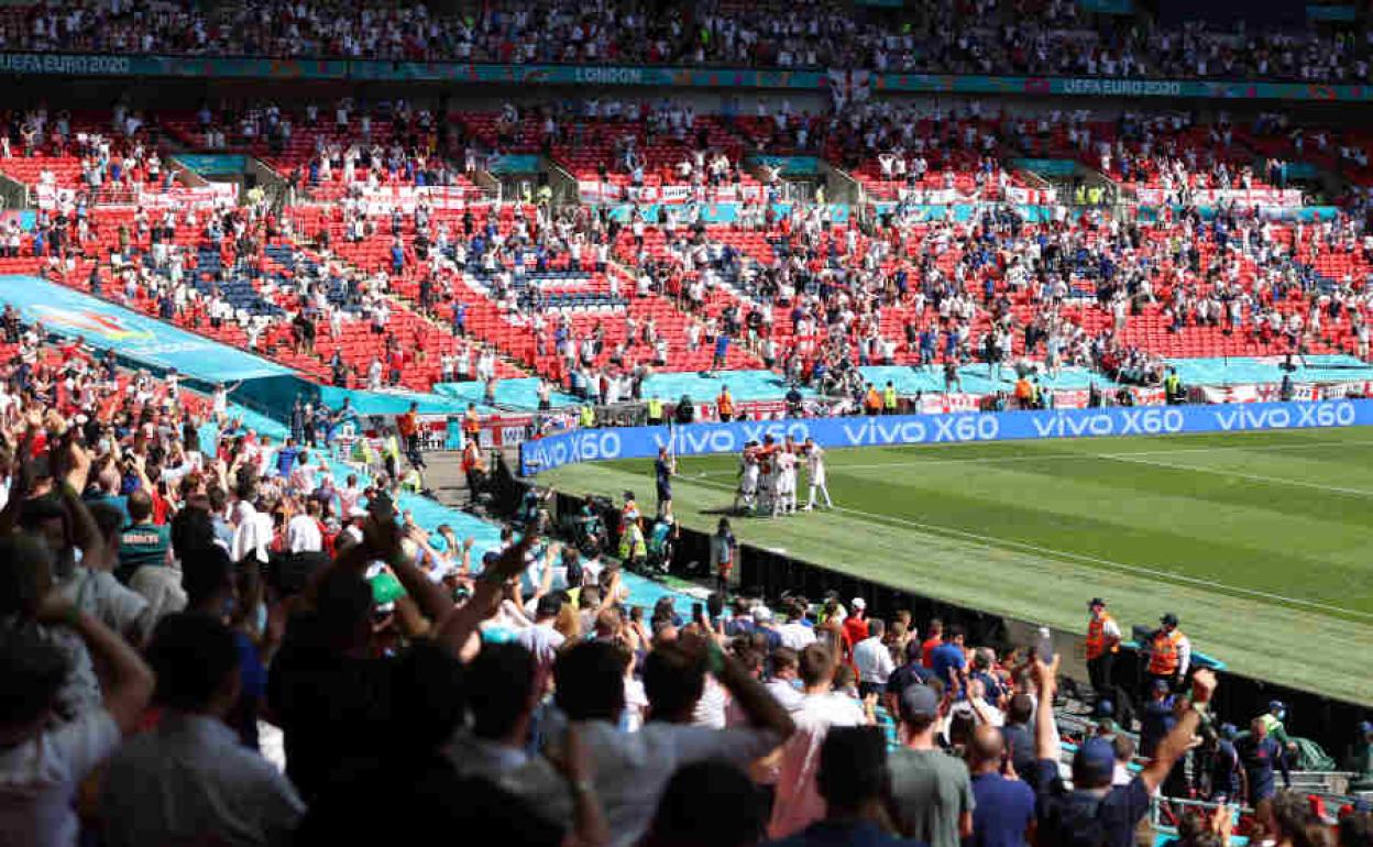Un espectador, «en estado grave» tras sufrir una caída en las gradas de Wembley durante el Inglaterra - Croacia