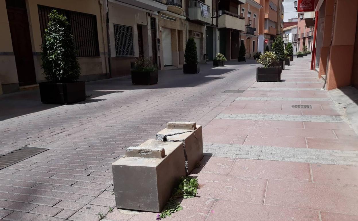 El mobiliario destrozado en Alaquàs. 