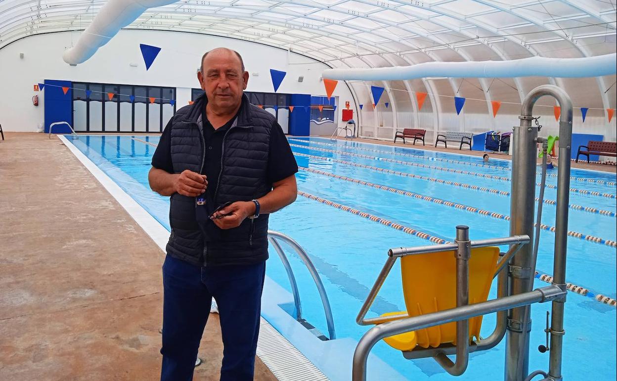 Jaume Pascual muestra la piscina municipal como uno de los proyectos referentes de la comarca. 