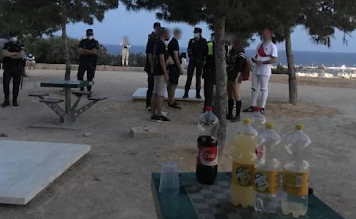 Policías locales sorprenden a un grupo de jóvenes haciendo botellón, este fin de semana en Alicante. 