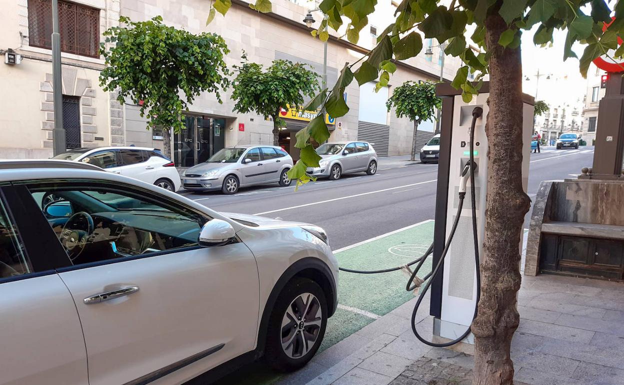 Coche eléctrico cargándose en la calle Sant Tomás de Alcoy. 