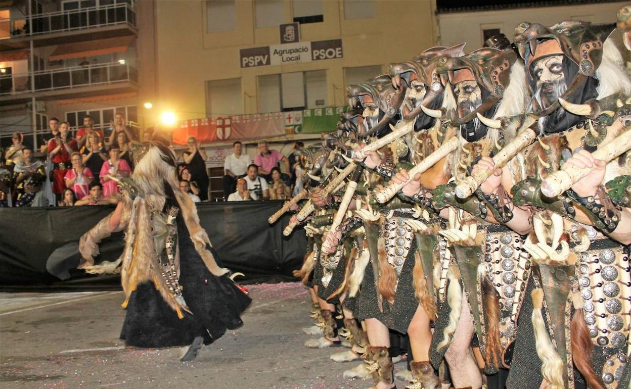 La filà Albardins durante un desfile en Pego. 