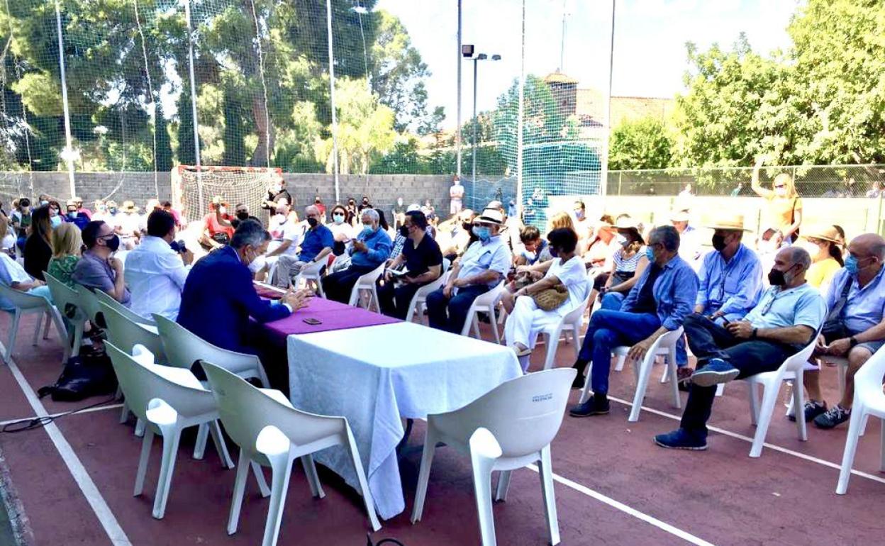 Un instante de la reunión celebrada en la urbanización Pedralvilla de Olocau. 