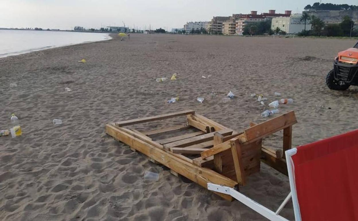 El rastro que dejó el botellón este fin de semana en el litoral de Dénia. 