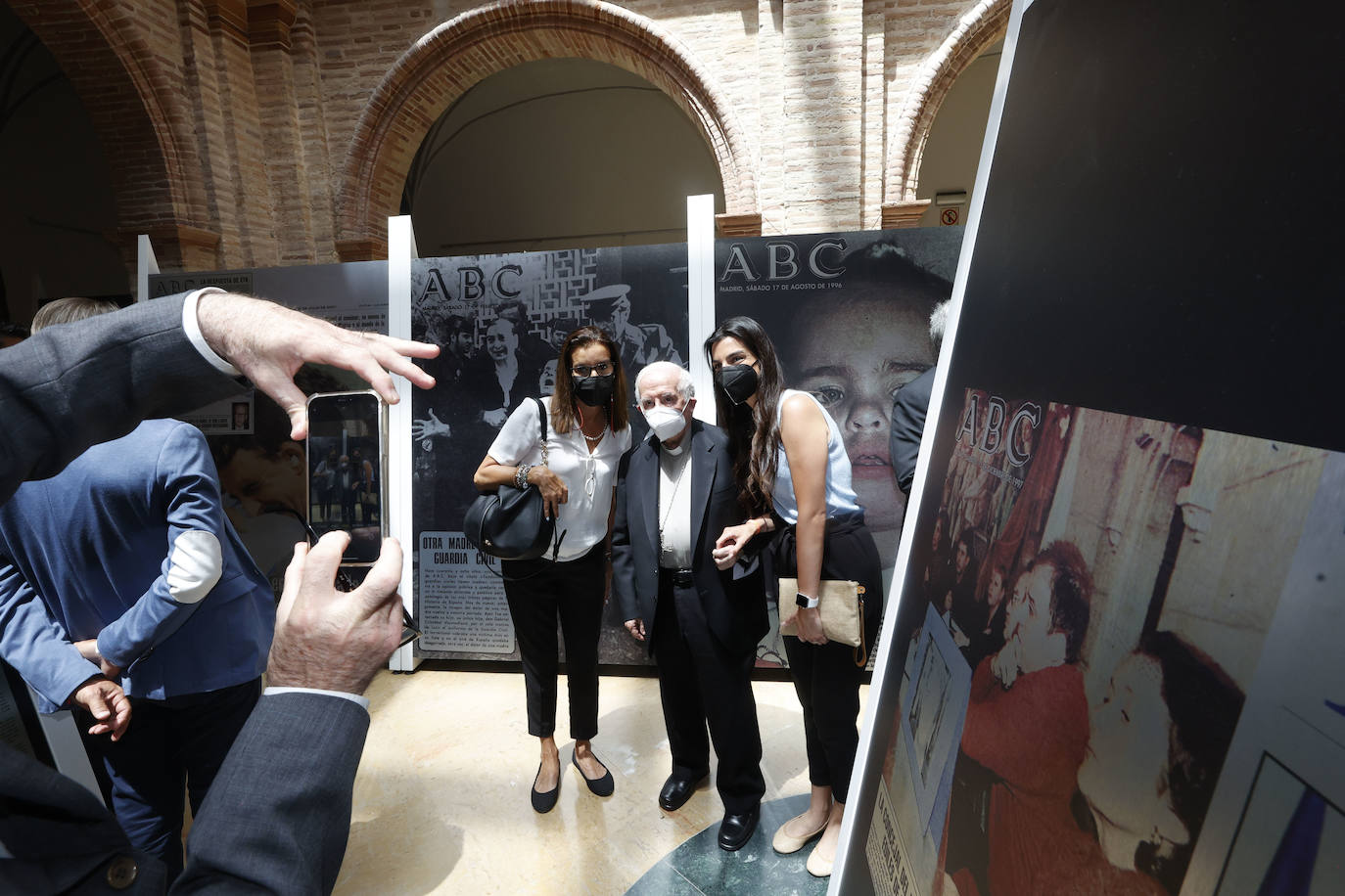 Valencia es ya sede para el recuerdo de 60 años de azote del terrorismo en toda España a través de la mirada de la prensa. La muestra se puede visitar en la sede de San Carlos de la Universidad Católica de Valencia.