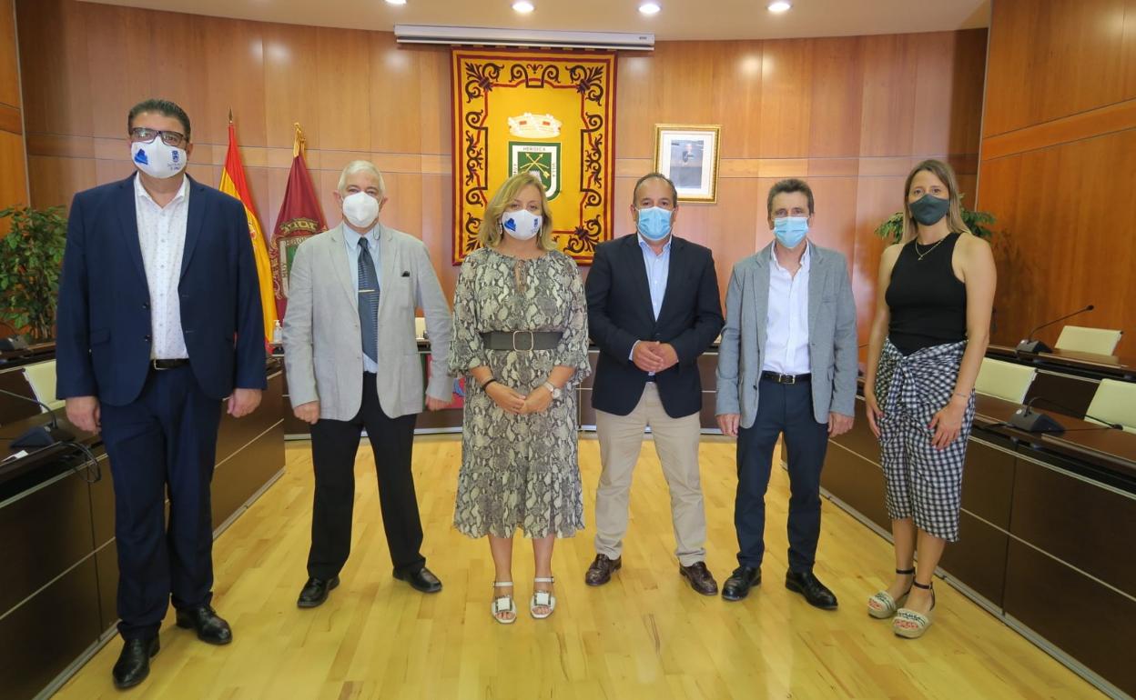 Los participantes en la reunión en el Ayuntamiento de Calpe. 