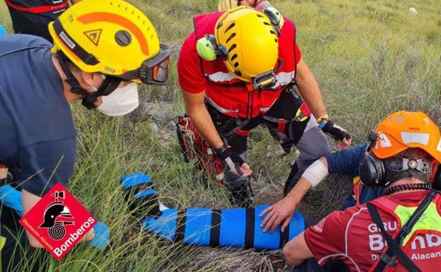 Imagen del rescate tras el accidente con un parapente, este lunes entre Yecla y Villena. 