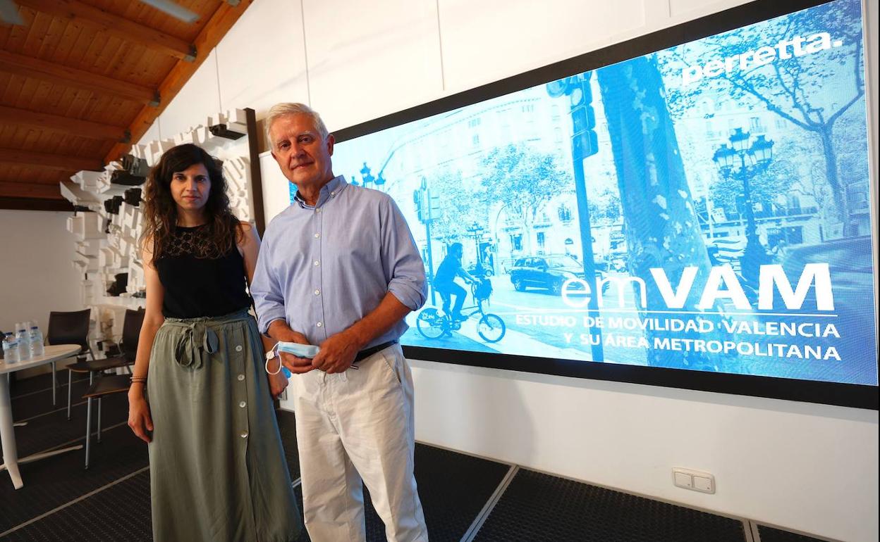 Los arquitectos Julio Gómez-Perretta y Amparo Morant, en el Colegio de Arquitectos de Valencia. 