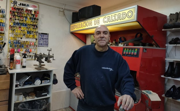 Miguel Ángel Prieto, en su taller de reparación de zapatos. 