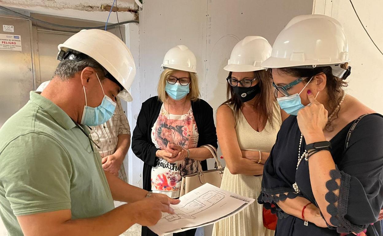 La vicepresidenta de la Diputación visita obras en Carlet. 