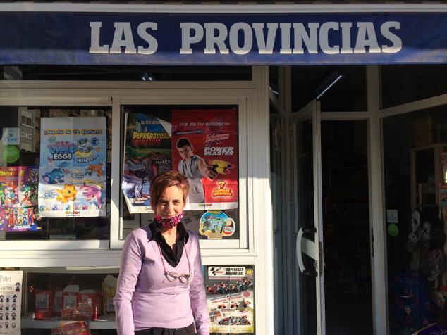 Amparo Ortega es la dueña del quiosco Brenda, tienda que abrió en el barrio de Albors hace veintinueve años después de desear durante muchos años tener su propio negocio. Observa que en la zona “hay fincas nuevas pero poca gente cambia”.