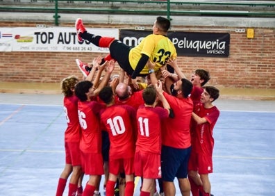 Imagen secundaria 1 - Los jugadores celebran el triunfo, mantean al portero, Borja, y los porteros tras haber ganado. 