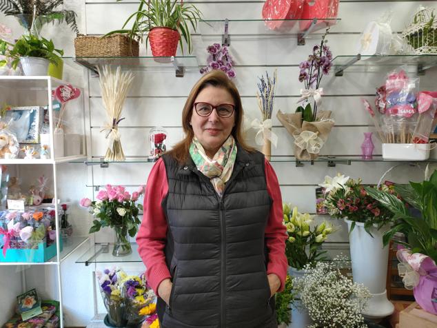 Enfrente del hospital Casa de Salud, se encuentra la floristería La Salud, que también vende flores para fallas cercanas como Duc de Gaeta – Pobla de Farnals. Su dueña, María Teresa Lloscos, cuenta que, tras el confinamiento, todos los vecinos han ido a comprar a las tiendas del barrio, para ayudarse. Observa que el vecindario “ha evolucionado muchísimo”.