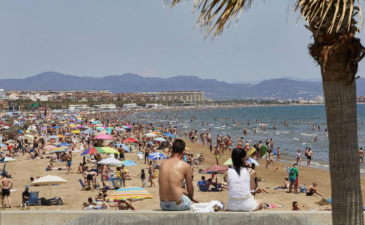 Decenas de personas en una playa valenciana.