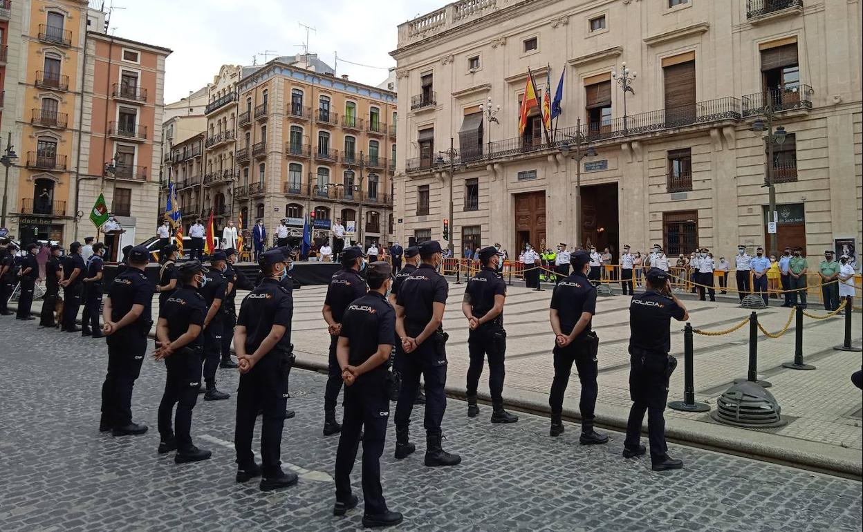 Alcoy celebra la entrega del bastón de mando al jefe de la Policía Nacional de la ciudad